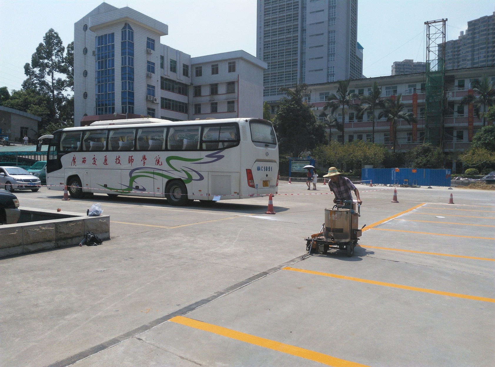 交通技师学院热熔车位划线